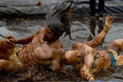 これもスポーツ？英で「肉汁レスリング」