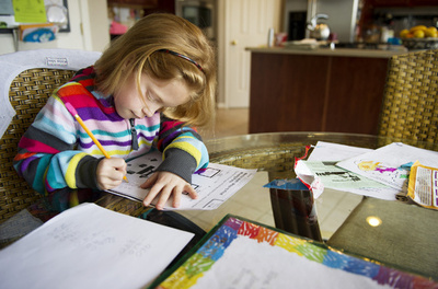 子どもの宿題で家族のストレス増える、米研究