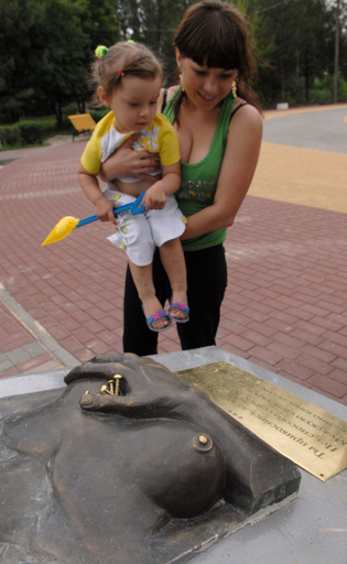 「男性が触ると家庭に幸運が訪れる彫刻」を公開、ロシア