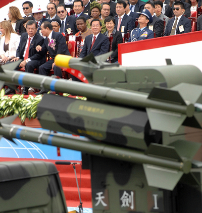 台湾の双十節　軍事パレードでミサイルも公開