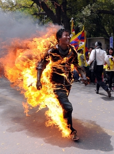 チベット人が中国主席訪問に焼身抗議、インド・ニューデリー