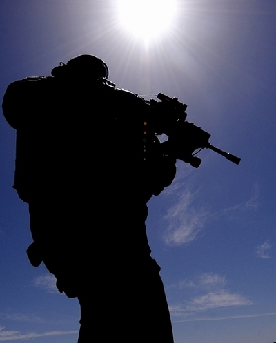 アフガン東部の米軍基地にタリバンの自爆攻撃、カブールの東では仏兵士10人死亡