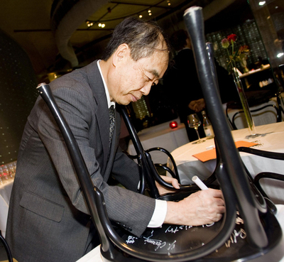 ノーベル賞授賞式出席の日本人受賞者ら、博物館でいすにサイン