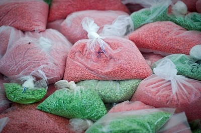 薬物犯3人、銃と刃物で警察官襲い裁判所から逃走 タイ