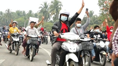 動画:ネット遮断のミャンマー、連日の大規模デモ バイクに乗り抗議