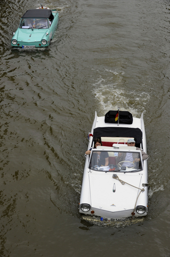 洪水…じゃありません、水陸両用車の祭典 フランス