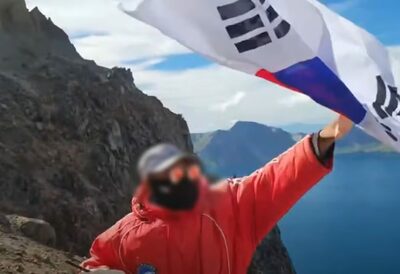 中国公安を怒らせた韓国ユーチューバー…敏感な場所で韓国国旗掲揚・国歌斉唱で摘発、その後は入国拒否