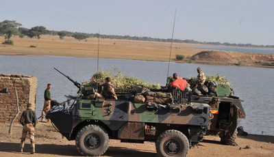 マリ介入の仏軍、イスラム勢力の拠点へ向けて北上