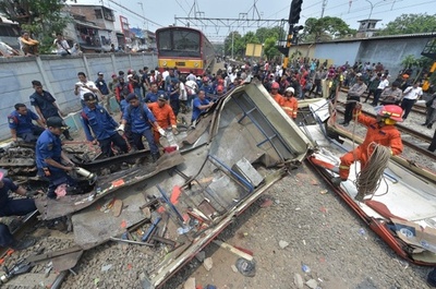 列車とバスが衝突、少なくとも16人死亡 インドネシア