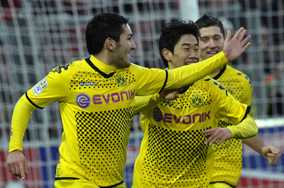 ドルトムント快勝、シャルケはラウルがハットトリック