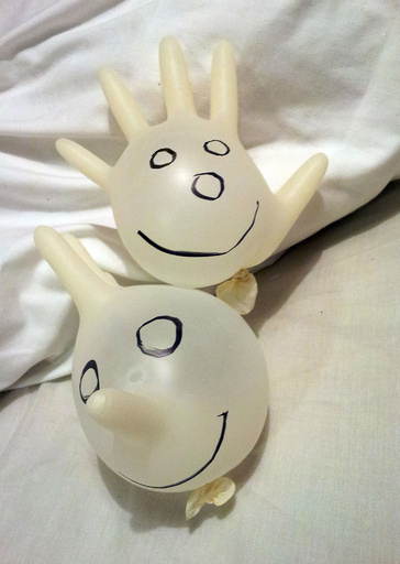 医療用手袋が人形に、病院の子供に大人気 アイルランド