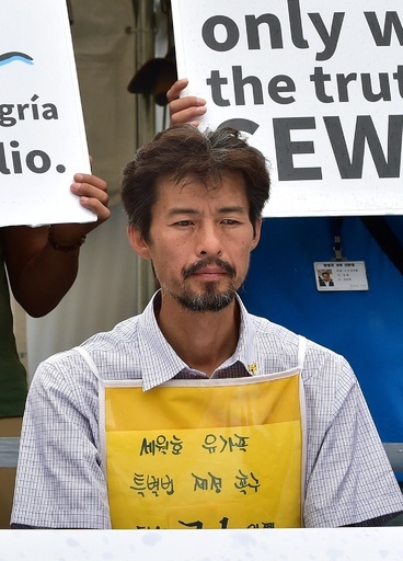 韓国船沈没で娘亡くした父親、ハンスト40日で入院