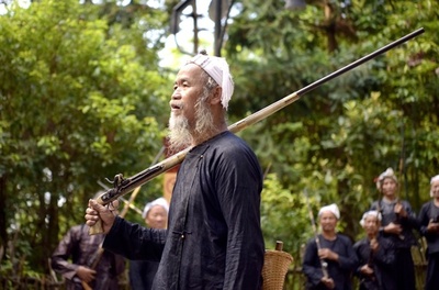 村は名所に、農民は芸人に 貴州・ミャオ族の銃の使い手の村