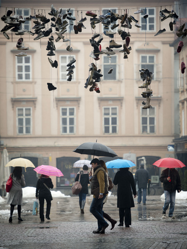 宙にぶら下がる靴たち、スロベニア