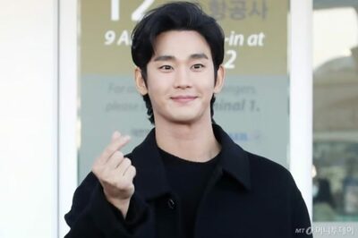 逆境の中でもファンは「デビュー18周年」を祝福…韓流人気俳優、タイムズスクエアに登場