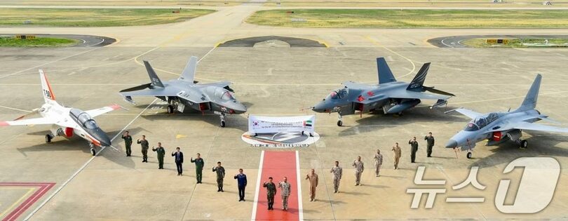 2025年4月、KF-21包括協力に関する意向書を締結し、国産戦闘機を背景に記念撮影に臨む韓国空軍・UAE空軍・韓国航空宇宙産業（KAI）の関係者＝空軍提供(c)news1