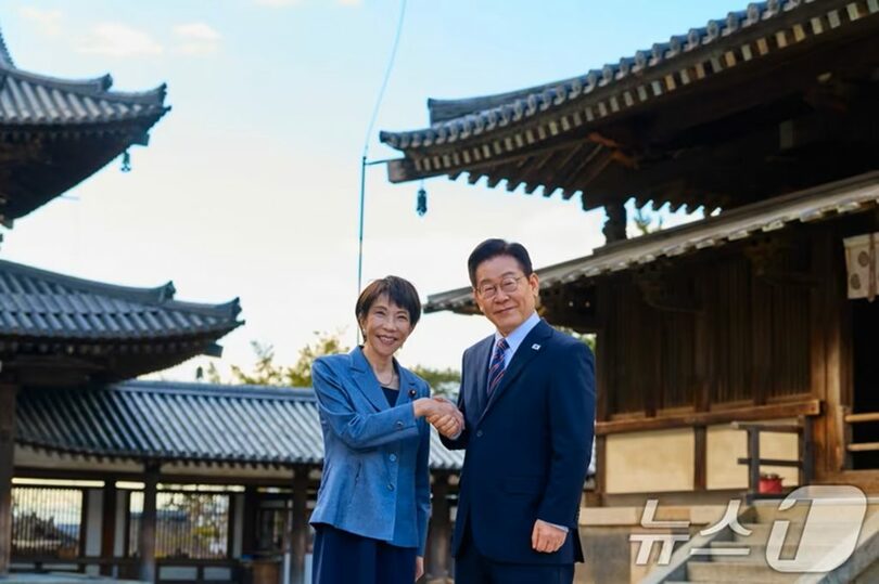 奈良県の法隆寺を訪れ、高市早苗首相との記念撮影に臨むイ・ジェミョン（李在明）大統領(c)news1