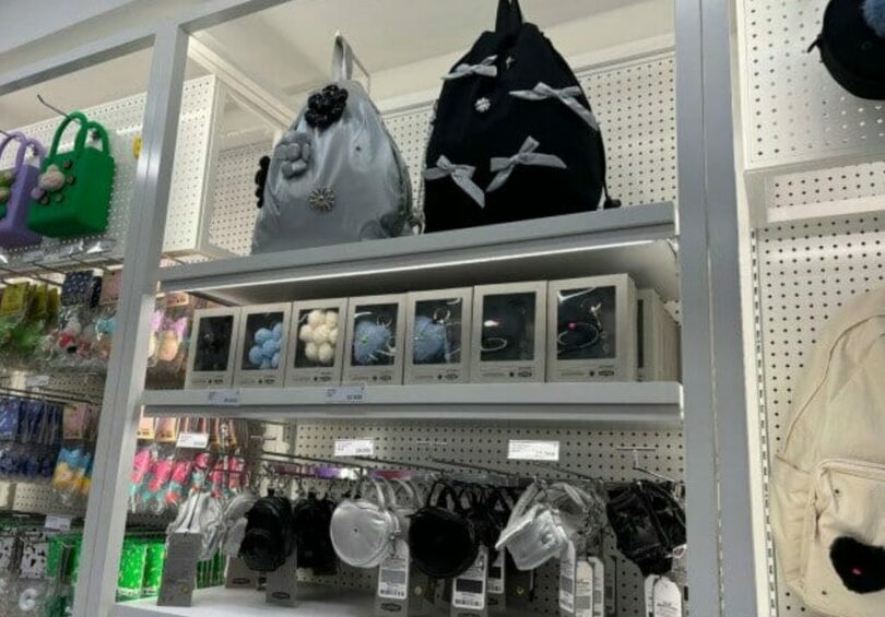 LINE FRIENDSスクエア聖水で販売中のコレのキーリング、ミニバッグなど(c)KOREA WAVE