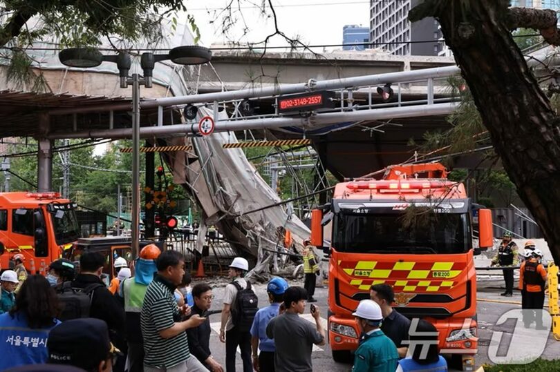 26日、ソウル市西大門区の西小門高架道路撤去現場で、事故対応にあたる消防関係者(c)news1