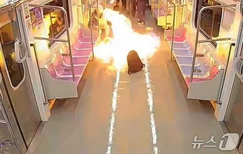 5月31日午前8時42分ごろ、60代の男が地下鉄5号線の車両に火を放つ様子＝ソウル南部地検提供(c)news1