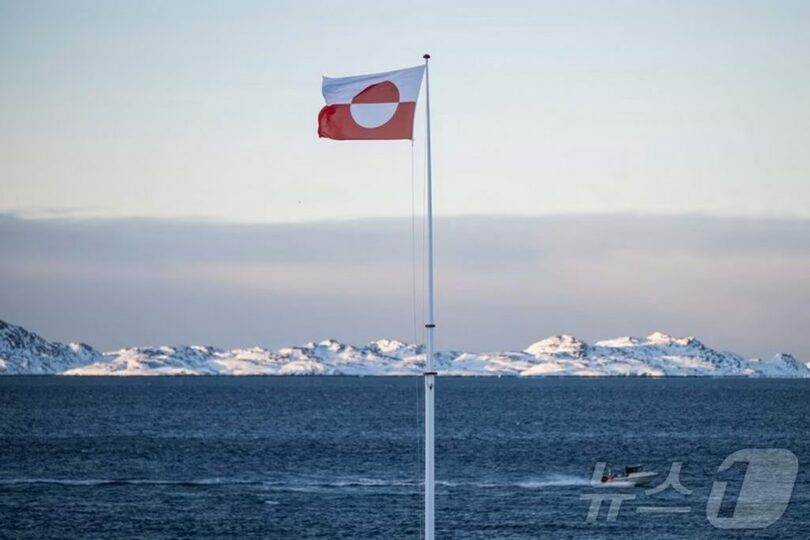 デンマーク領グリーンランドの首都ヌークの海岸に翻る国旗(c)AFP/news1