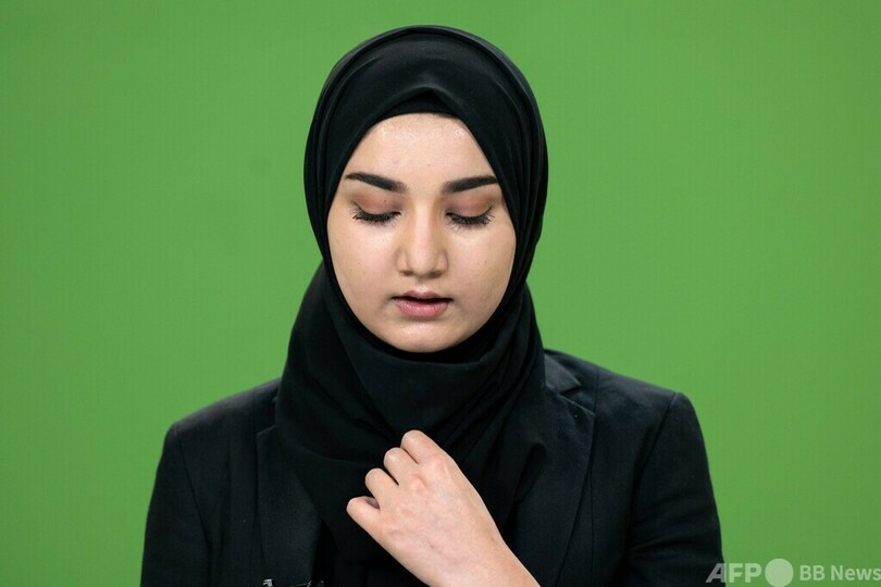 女性キャスターの顔覆うよう命じたタリバンに抗議、男性司会者がマスク着用