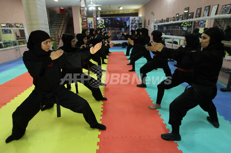 イラン女性に「忍術」が人気？華麗な技を披露