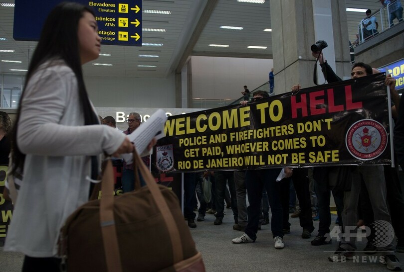 「地獄へようこそ」、リオ警察が空港で抗議デモ 観光客困惑