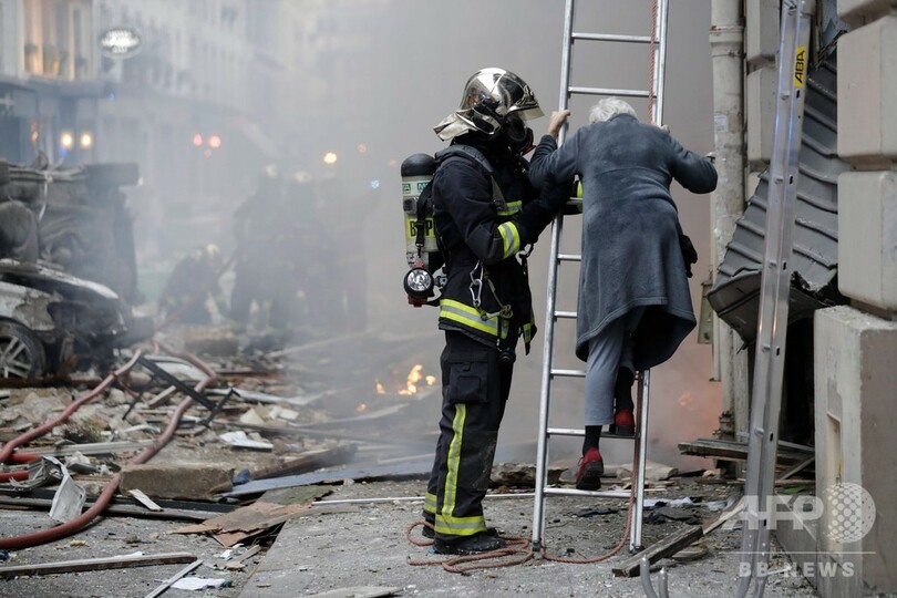 仏パリのパン店で爆発、消防士含む3人が死亡 ガス漏れが原因