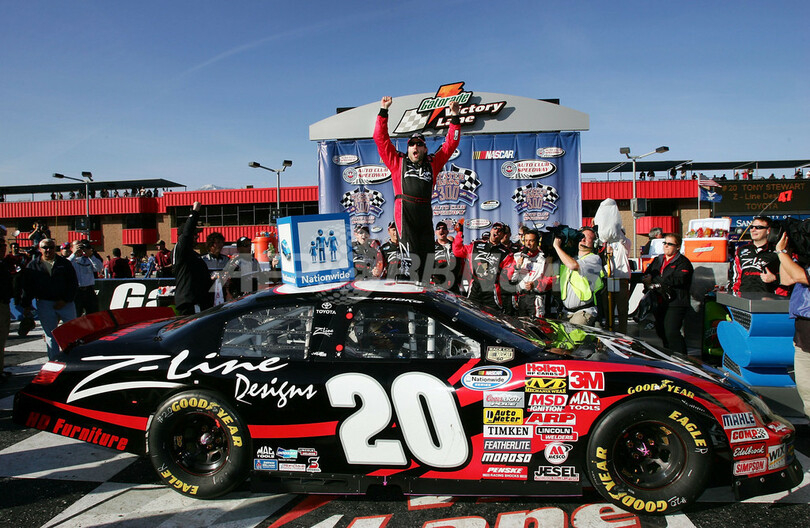 トニー・スチュワート ステイター・ブラザーズ300制す