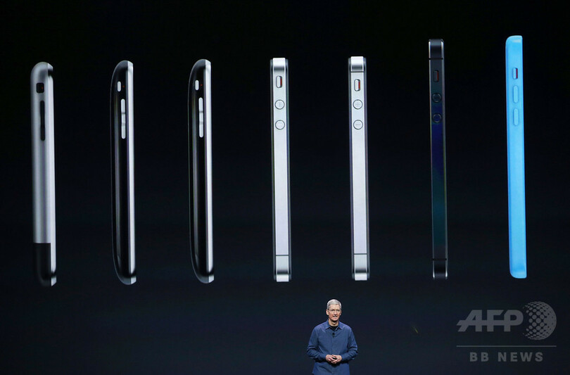 アップル、スマートウオッチと大画面iPhoneを発表