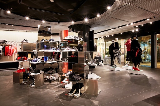 Y-3」国内最大店舗、表参道ヒルズに3月18日オープン 写真5枚 国際