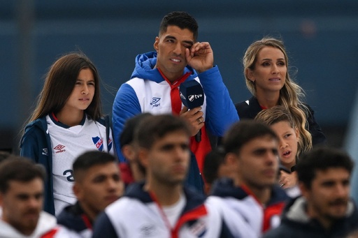 スアレスの復帰をファン数千人が歓迎 本拠地で入団イベント 写真5枚