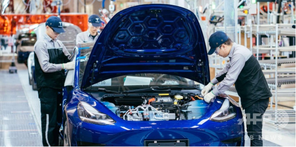 中国産テスラ電気自動車の予約受付開始、EV業界の競争が激化