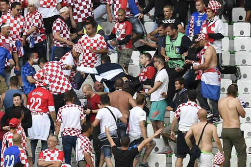 スポーツ テロリスト に襲われたeuro クロアチアサポが発煙筒投げ入れ 写真15枚 国際ニュース Afpbb News