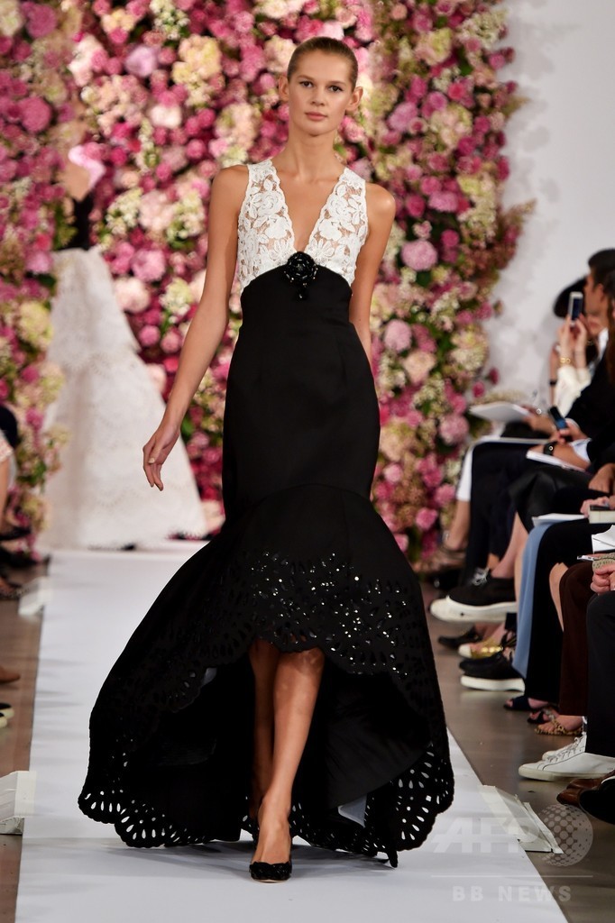 淡い色使いのギンガムチェック、「オスカー・デ・ラ・レンタ」15年春夏