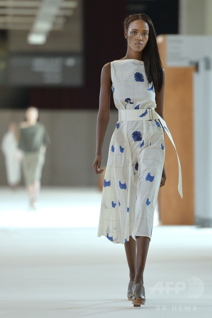緩やかなシルエットでシックな装い、「クリストフ・ルメール」15年春夏