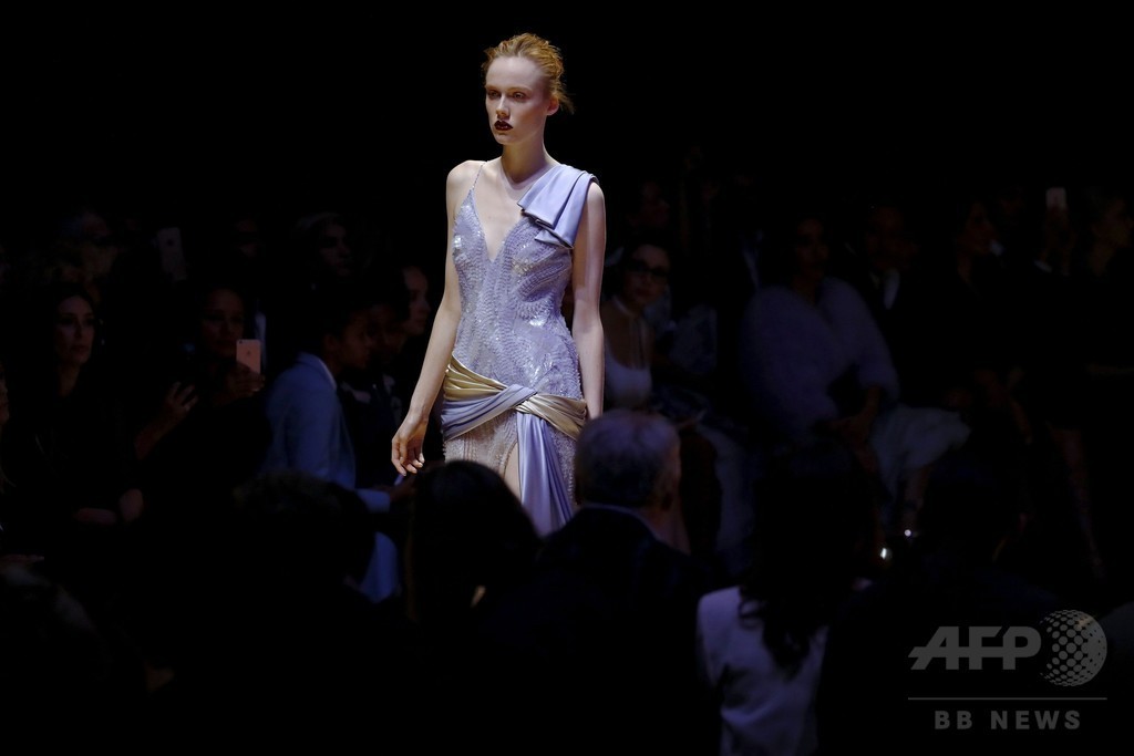 「アトリエ ヴェルサーチ」16/17年秋冬パリ・オートクチュール