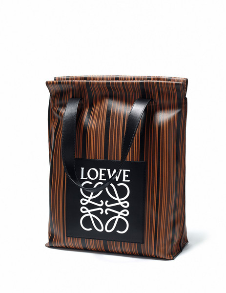 新生「ロエベ」、初コレクション発表