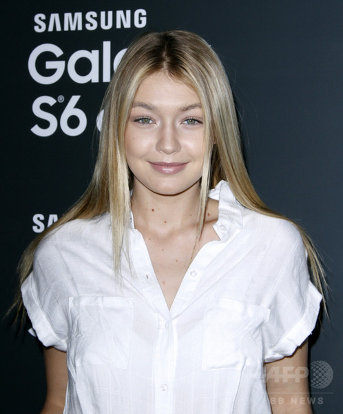 ジジ・ハディッド、アトリエ ヴェルサーチのショーで大トリ