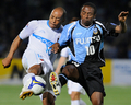 サッカーAFCチャンピオンズリーグ2009（%%AFC Champions League 2009%%）1次リーグH組、川崎フロンターレ（%%Kawasaki Frontale%%）対浦項スティーラース（%%Pohang Steelers%%）。試合は0-2で川崎が敗れ、同組2位での決勝トーナメント進出となった。勝った浦項が同組1位で決勝トーナメントに進んだ。写真は浦項のデニウソン（%%Denilson Martins Nascimento%%、左）とボールを競る川崎のジュニーニョ（%%Carlos Alberto Carvalho Dos Anjos Junior &apos;&apos;Juninho&apos;&apos;%%）。（2009年5月19日撮影）(c)AFP/Toru YAMANAKA