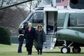 米大統領専用ヘリコプター「マリーンワン」でホワイトハウスに帰還したドナルド・トランプ大統領（左）と妻のメラニア氏（2020年12月31日撮影）。(c) Brendan Smialowski / AFP