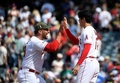 23MLB、ロサンゼルス・エンゼルス対ミネソタ・ツインズ。カルロス・エステベス（左）と勝利を喜ぶロサンゼルス・エンゼルスの大谷翔平（2023年5月21日撮影）。(c)Kevork Djansezian/Getty Images/AFP