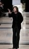 フランス・パリ市内で発表されたステファン・ローラン（Stephane Rolland）の11年春夏オートクチュールコレクションのフィナーレに登場したデザイナー（2011年1月25日撮影）。(c)AFP/FRANCOIS GUILLOT