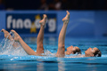 第15回世界水泳選手権（15th FINA World Championships）は21日、スペイン・バルセロナ（Barcelona）でシンクロナイズドスイミングのデュエット・テクニカルルーティン（TR）が行われ、ロシアのスベトラナ・ロマシナ（Svetlana Romashina）／スベトラナ・コレスニチェンコ（Svetlana Kolesnichenko）組が優勝した。

デュエットTR予選の演技に臨む足立夢実（Yumi Adachi）／乾友紀子（Yukiko Inui）組（2013年7月21日撮影）。(c)AFP/JAVIER SORIANO