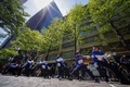 東京丸の内で行われた綱引き大会の様子（2023年4月17日撮影）。(c)Kazuhiro NOGI / AFP
