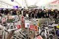 香港空港で、空港ターミナル入り口を封鎖する民主派のデモ隊（2019年8月13日撮影）。(c)Manan VATSYAYANA / AFP