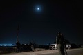 イスラエル北部ハイファ近郊で、無人機攻撃を受けた現場で活動する警察官（2024年10月13日撮影）。(c)Oren ZIV / AFP