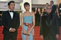 南仏カンヌ（Cannes）で開催中の第66回カンヌ国際映画祭（Cannes Film Festival）で20日、コンペティション部門に出品されている三池崇史（Takashi Miike）監督作『藁の楯』の公式上映が行われ、監督とともに主演の大沢たかお（Takao Osawa）、共演者の松嶋菜々子（Nanako Matsushima）がレッドカーペットを歩いた。この日は、公式上映に先立ち、記者会見とフォトコールも行われた。

写真は、レッドカーペットに登場した（左から）大沢、松嶋、三池監督（2013年5月20日撮影）。(c)AFP/ALBERTO PIZZOLI
