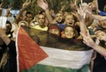 イスラエルが実効支配する東エルサレム（East Jerusalem）の街頭で、同国とパレスチナが合意に至ったパレスチナ自治区ガザ地区（Gaza Strip）における長期停戦を祝うパレスチナ人たち（2014年8月26日撮影）。(c)AFP/AHMAD GHARABLI